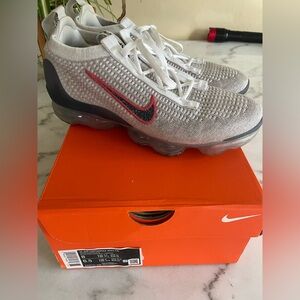 EUC Nike VaporMax Flyknit Sneakers - Light Gray with Raspberry/Black Swoosh